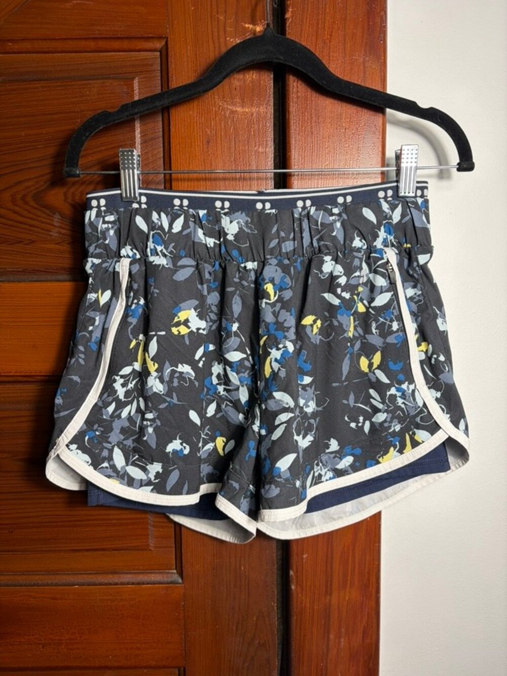 Sweaty Betty On Your Marks 4” Running Shorts – Small – Black & Navy Floral